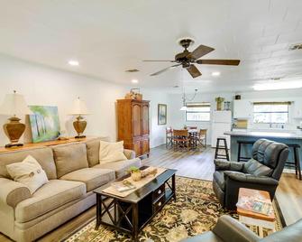 River Frontage Quiet Mississippi Vacation Rental - McComb - Sala de estar