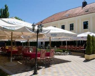 Hotel & Restoran Dvorac Gjalski - Zabok - Pátio