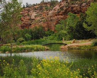 Cave Lakes Canvas Cabin Deluxe Suite #3 (Sleeps 6) - Kanab - Outdoors view