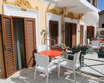 Hotel Villa Tafaj - Tirana - Patio