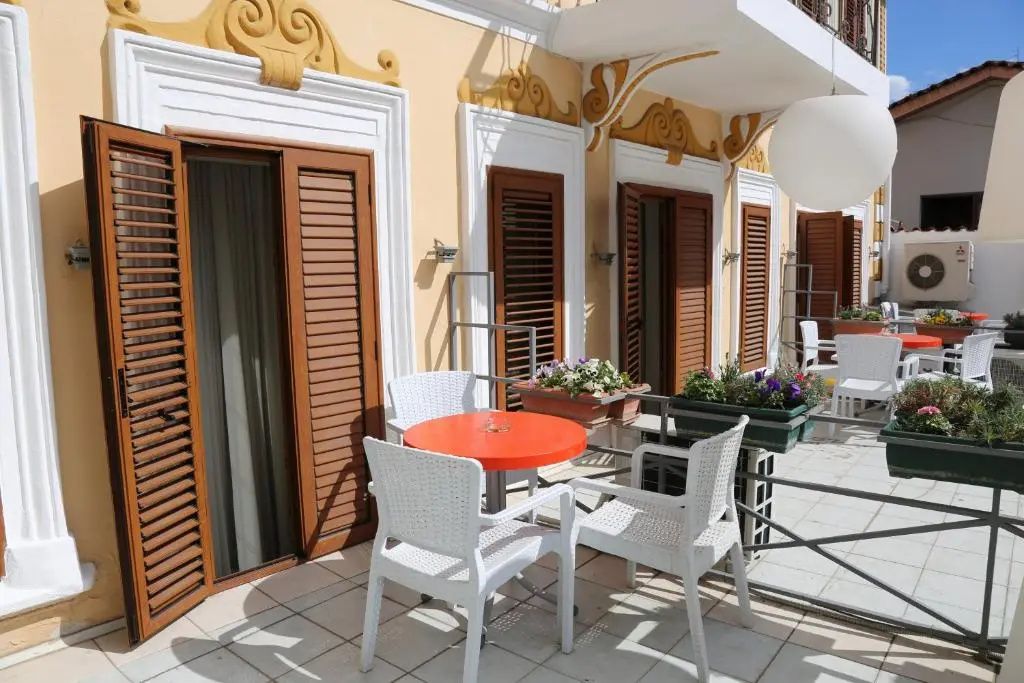 Hotel Villa Tafaj - טיראנה - מרפסת