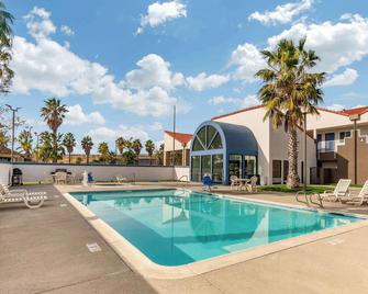 Quality Inn and Suites Vacaville - Vacaville - Pool