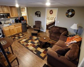 Bear Rock Suites - Colebrook - Living room