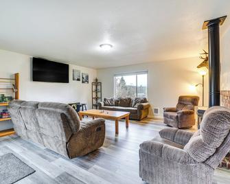 Olympic Peninsula Vacation Rental 1 Mi to Water - Sekiu - Sala de estar