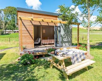 Sunset Cabins at The Oaks Woodland Retreat - Barnstaple - Patio