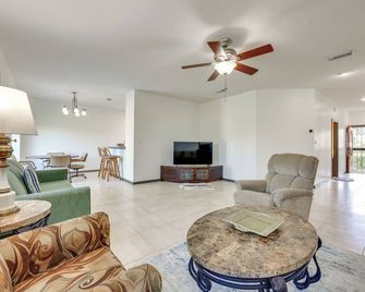 7 Mi to Dtwn Jacksonville: Riverfront Home w/ Deck - Jacksonville - Living room