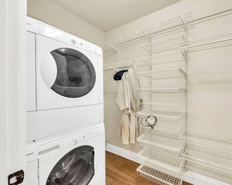 Luxurious 2 bedroom cottage with AC, wifi, hot tub and much more. - Placerville - Laundry facility