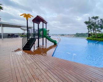 Best Deal and Homey Studio Apartment Amartha View By Travelio - Semarang - Pool