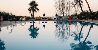 穆里諾水之葉中央假日飯店 - 奧特朗托 - 游泳池