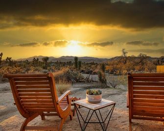 Panoramic Views & Hot Tub! Joshua Tree Sunset Vista - Yucca Valley - Binnenhof