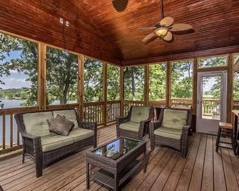 Come have fun in the sun on the Tennessee River with a private dock - Loudon - Huiskamer