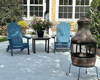 Cozy, Clean, Relaxing Beach Cottage Awaits You!! - Fairhaven - Patio