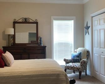 3 bedrooms, 2.5 bath Lakefront home, deep water, enclosed boathouse, close ramp - Scottsboro - Schlafzimmer