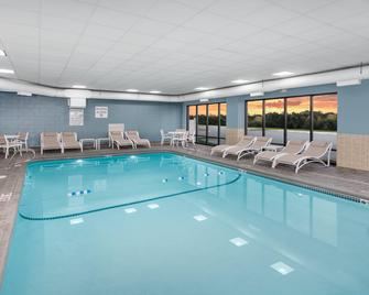 Holiday Inn Express & Suites South Portland - South Portland - Pool
