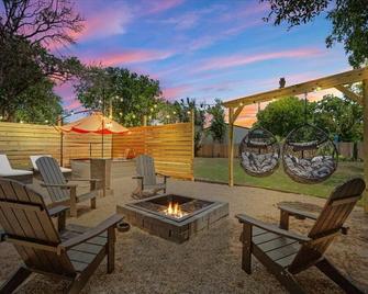 The Craftsman on Clay-Downtown-4 Blocks to Silos-Hot Tub and Cowboy Pool - Waco - Patio
