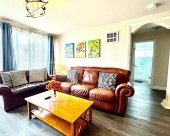 2b/1b nearby beach - Daly City - Living room