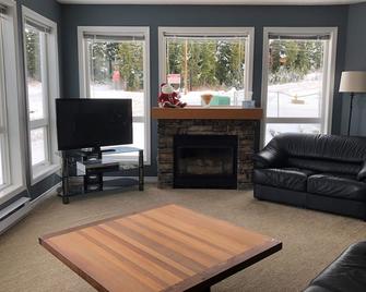 501 Paradise Ridge - Family Accomodation on Mt Washington - Courtenay - Living room