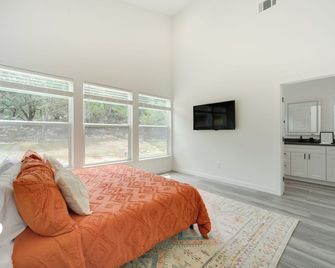 Canyon Lake Oasis: Backyard & Wraparound Deck! - Canyon Lake - Habitación