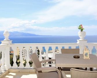 Hotel Keos - סאראנדה - מרפסת