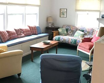 Cozy Cottage Overlooking Lake Champlain - Westport - Living room