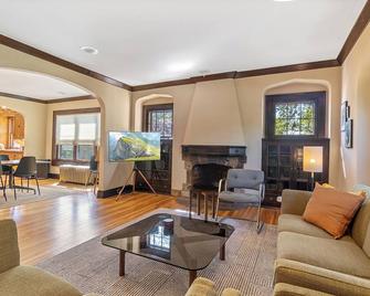 Sophisticated Upstairs Flat in Tudor-Style Duplex - 明尼阿波利斯 - 客廳