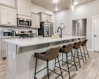 Unleash Your Family’s Next Adventure: Stunning 4 Bed in Yukon! - Yukon - Kuchyň