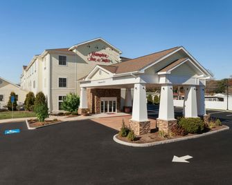 Hampton Inn & Suites Mystic - Mystic - Building
