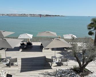 Hôtel Les Brises - La Rochelle - Patio