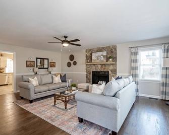 Decked Out Spacious 3br Near Pine Mountain Trail W - Cartersville - Living room