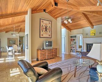 Borrego Springs Getaway with Private Pool and Views! - Borrego Springs - Living room