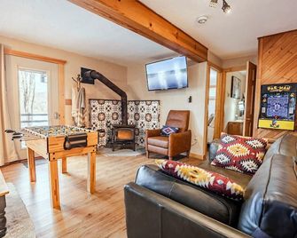 The Lakefront Chalet - Ski, Ride, Golf, Bike, Hike - Hunter - Living room