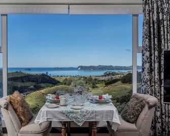 Bayview Valley Lodge Bed & Breakfast - Whitianga - Dining room