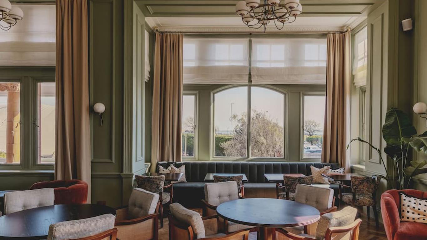 The Queens Hotel