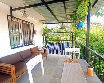 Lotus House - Soke - Balcón