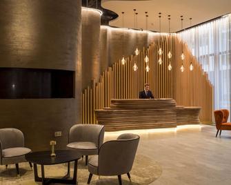 Middle Eight - London - Front desk