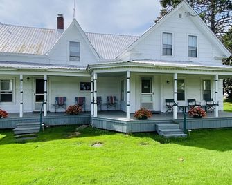 Cozy Lake Elmore 19th Century Waterfront Duplex - Lake Elmore - Building