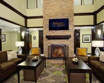 Free Breakfast. Outdoor Pool. Gym. Perfect Family Vacation! - Odessa - Living room