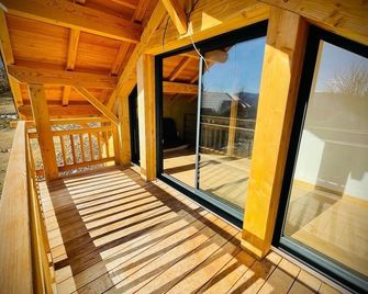 Cocooning chalet in the mountains, 10 minutes from Lake Serre-Ponçon - Chorges - Balcony