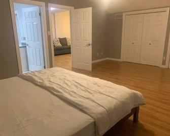 Entire top floor huge 1 bedroom apt private entry! - Orangeville - Спальня