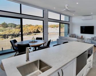 Cove Landing Marina Apartment 2 Ss James Comrie Sleeps 4 - Penneshaw - Dining room