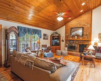 Private farm house minutes to the Carolina Horse Park! - Aberdeen - Living room
