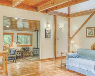 Firwood Cabin - Quiet & serene romantic retreat, hot tub, Dogs Welcome - Rhododendron - Living room