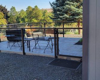 Quiet Studio Guest house in a country setting minutes from town - The Dalles - Balcony