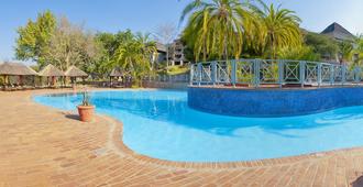 Elephant Hills Resort - Cataratas Vitória - Piscina