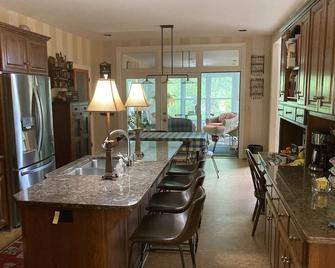 Derby Destination (20 Minutes To Churchill Downs): Lovely House And Garden - Louisville - Essbereich