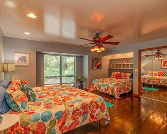 Lakefront Sunsets & Designer Interiors - Keystone Heights - Bedroom