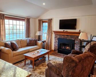 GC Adorable home 20 minutes from CannonFranconia Notch Fire Pit wifi laundry Pet friendly - Franconia - Living room
