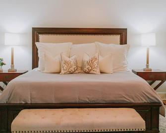 The King Suite - Perfect Location In Ocean Springs. Only 1 Block To Front Beach! - Ocean Springs - Bedroom