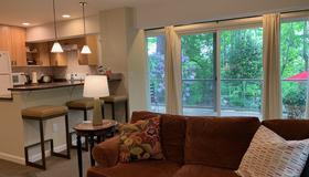 Urban Woodland Retreat, Near the ~UW~, Convenient to Everything - Seattle - Living room