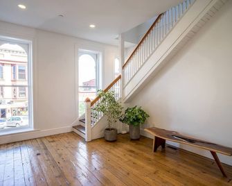 Downtown Medina Contemporary Loft - Medina - Stairs